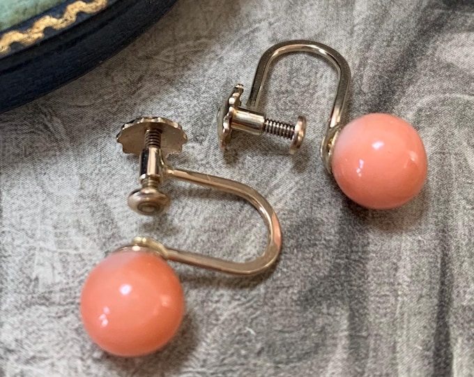 Coral screw back earrings 9ct yellow gold. 7mm retro coral on 375 gold vintage fittings. Beautiful pre loved retro jewellery