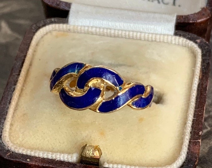 1962 18ct solid gold ring. 3.7 grams Italian designer ring with blue enameling gold blue enameling to a knot design. Size K, size 5 US