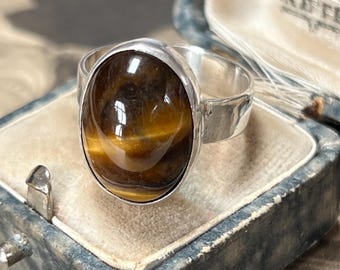 Modernist Tigers Eye Silver Ring 1975 Vintage London Hallmark. Ring size R.75, size 9 US 6.9 grams sterling silver gemstone ring
