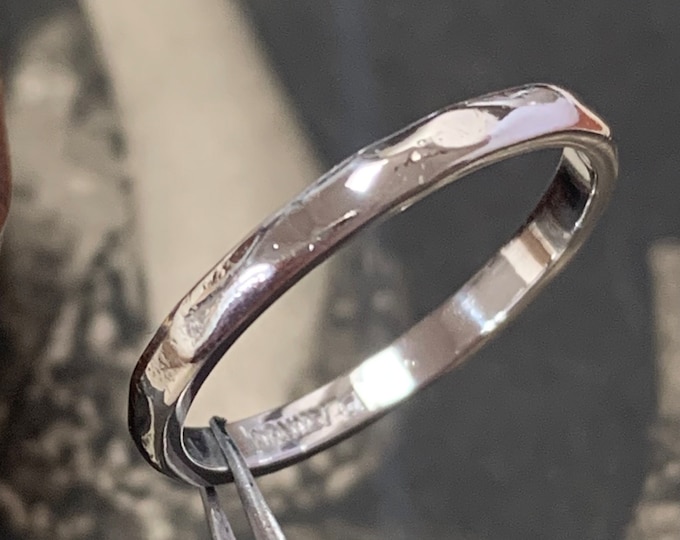 Edwardian Platinum ring. 2mm wide band. Womens platinum Ring size P, size 7.5 (US). 3.5 grams solid platinum polished preloved platinum