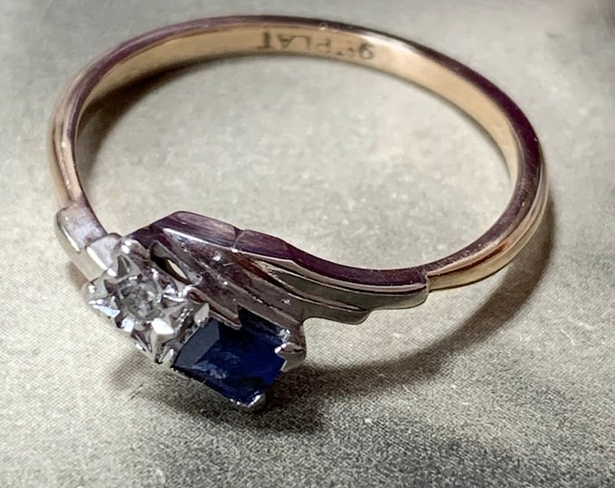 Sapphire and diamond ring. Platinum and 9ct yellow gold. Moi et toi  Art deco design. Ring size N1/2 (UK)