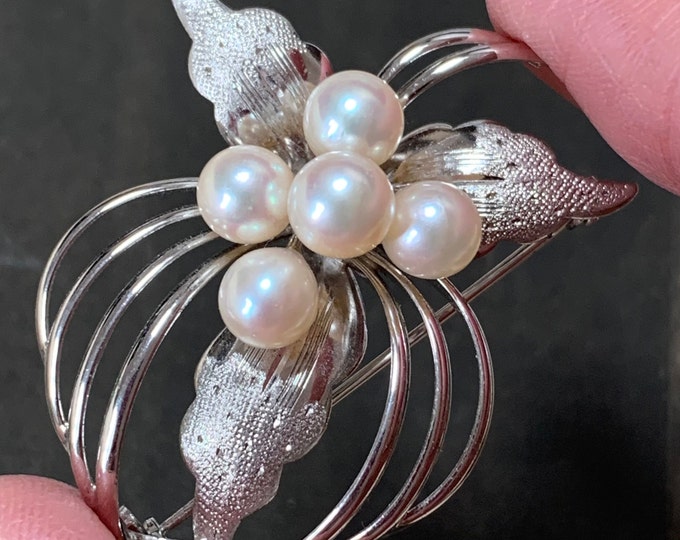 A beautiful silver brooch set with 6mm large Japanese cultured Akoya pearls. Wonderful wedding jewellery