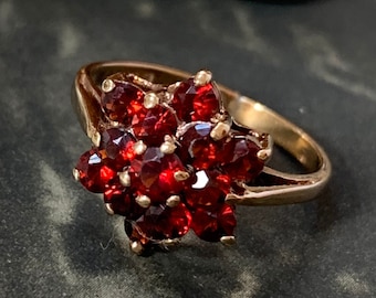 1976 Garnet ring. 9ct yellow gold daisy ring. Made in England with full hallmarks. Ring size J.5 (UK) size 5 (US)