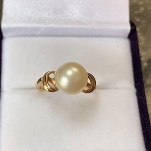 The pearl is stunning, large with smooth surface quality, rich nacre and high lustre.Having an aura like luminosity and tones of white slight pink, AAA gem quality pearl in a desirable larger pearl size of 8mm and quality command higher prices