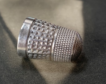 Victorian Sterling Silver Thimble. Made in 1899 with a hallmark for Birmingham