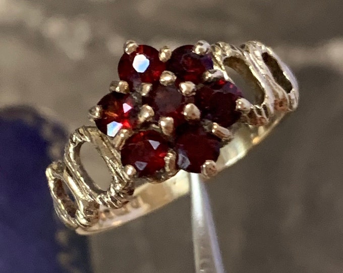 9ct Gold ring with red garnet gemstones | 1976 Vintage English hallmarks | Ring size M.5 (UK) size 6 1/4 (US)