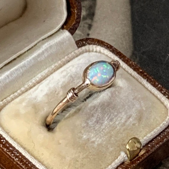 Vintage opal ring in 9ct yellow gold. English hal… - image 7