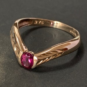 Vintage Pink Tourmaline ring. 9ct yellow gold ring in a wshbone design with a beautiful oval cut gemstone. Ring size P.5 (UK)