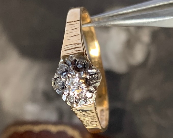 9ct gold Diamond ring. 7 brilliant cut diamonds. Ring size S 1/2, size 9 3/8 (US) 1977 Birmingham hallmark