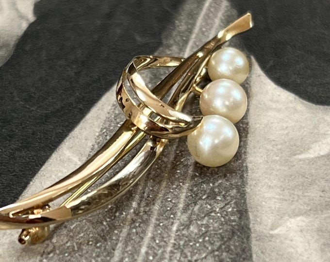 Vintage Mikimoto Akoya Pearl Brooch, 14K Yellow Gold, quality akoya Pearls