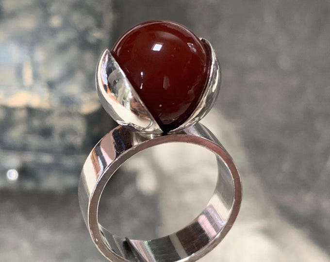 Elis Kauppi Oyster Ring for Kupittaan Kulta. 1970s Carnelian gemstone set silver ring, Finland. 4.6 grams and 925 stamp