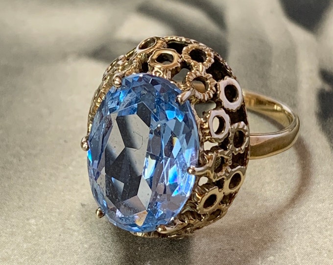 Blue Spinel 9ct Gold ring. 4.4 grams. Ring size L size 5.5 (US). Vintage 1970s design