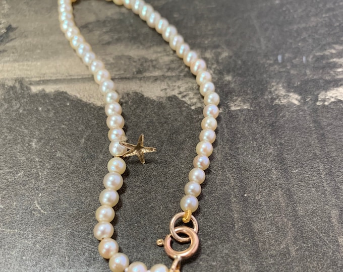 Vintage Pearl bracelet with a charming gold starfish charm. Delicate design with a gold clasp and a total length is 19.5cm