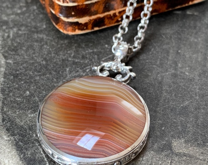 David Scott Walker Agate & Mother of Pearl Pendant: Vintage 62cm Sterling Silver Belcher Chain
