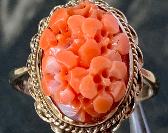 Carved coral cabochon Ring. Vintage 1987 9ct Gold ring. Ring size S.5. Full English Hallmarks. Classic style