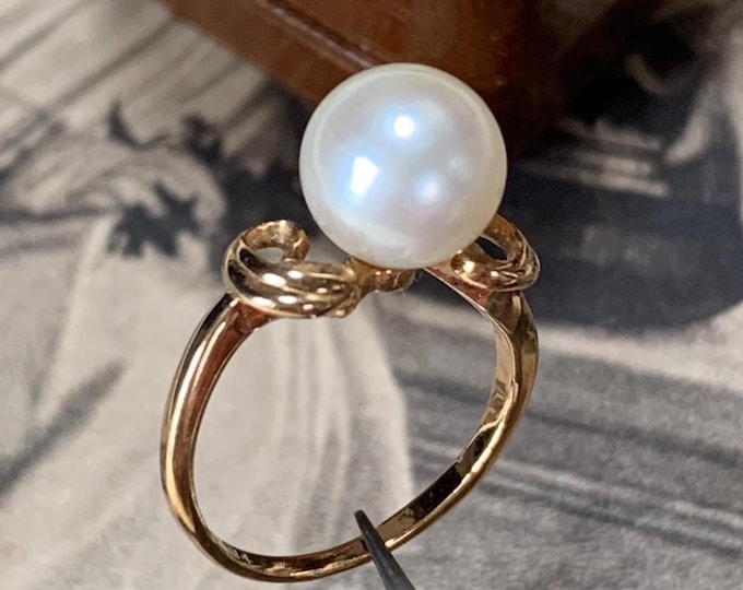 Vintage Mikimoto AAA Akoya Pearl Ring 14ct gold. 8mm quality Pearl with white pinkish hues. Ring size G, size 3 3/8th (US)