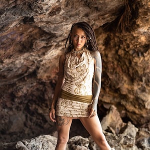 Robe dos nu blanche à col drapé en jersey imprimé serpent doré mat AKASHA SNAKE Ginger by BLACKBOHEM