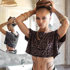 Brown and black crop top short t-shirt with abstract calligraphy print POGO KALAM Brown by BLACKBOHEM
