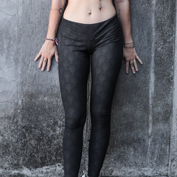 Schwarze lange Leggings und Yoga Hose aus Viskose Lycra mit geometrischem Spitzenmuster, HATHA DROP Black von BLACKBOHEM