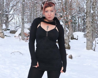 Schwarzes Baumwoll-Shrug, Crop-Top mit langen Ärmeln und Daumenloch, QUANTUM Black von BLACKBOHEM