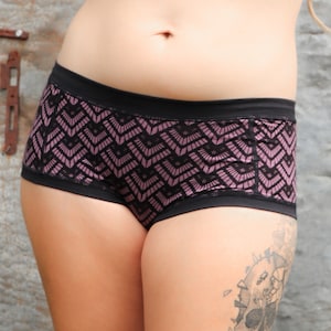 Bedruckte, bequeme Damenunterhose aus Viskosejersey mit geometrischem Spitzenmuster, SHOR-T LONGMA Parma von BLACKBOHEM