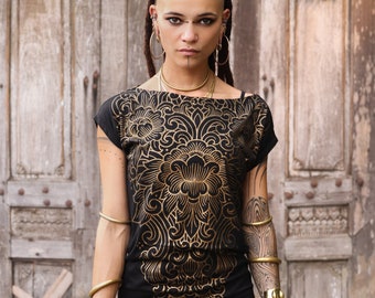 Robe T-shirt noire avec un motif tatouage pivoines et arabesques doré NAGA BOTAN GOLD by BlackBohem