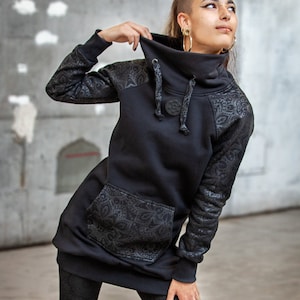 Robe sweat noire à grand col et manches raglans sérigraphiées avec un motif de dentelle mandala, ARKANE COSMIC by BLACKBOHEM