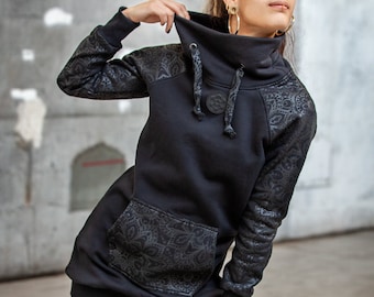 Robe sweat noire à grand col et manches raglans sérigraphiées avec un motif de dentelle mandala, ARKANE COSMIC by BLACKBOHEM