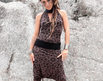 Neckholder-Jersey-Jumpsuit mit drapiertem Kragen und Mandala-Print, BAGHEERA Cosmic Choco von BLACKBOHEM