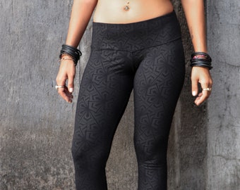 Leggings largos geométricos negros y pantalón de yoga en lycra viscosa, HATHA SAMURAI Black de BLACKBOHEM