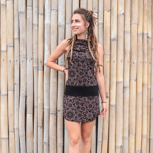 Braunes Tunika-Kleid mit Kapuze und Wasserfallausschnitt aus Viskose-Lycra mit Allover-Mandala-Print, KOKESHI COSMIC Choco von BLACKBOHEM