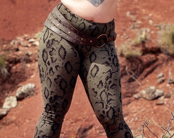 Legging long kaki en jersey avec imprimé serpent, HATHA Snake Lichen by BLACKBOHEM