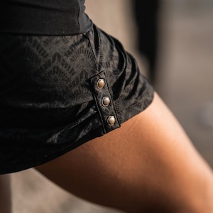 Black mini skirt with scaled geometric lace print and big foldable belt KILLA LONGMA Black by BLACKBOHEM zdjęcie 4