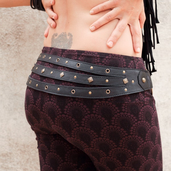 Ceinture tribal fusion en cuir noir avec anneaux et rivets doré antique, HIPOLITA Pyramid Black by BLACKBOHEM