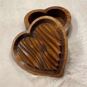 Boîte à bijoux en forme de cœur avec couvercle au design unique, personnalisée à l&#39;intérieur et à l&#39;extérieur