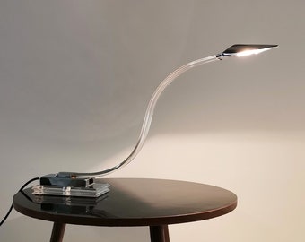 Lampe de table Serpent moderniste / Lampe de bureau Cobra en acrylique et chrome / Lampe serpent design italien des années 70