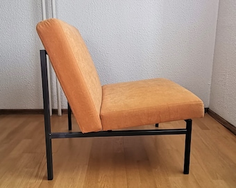 1 von 4 Vintage Lounge Stühlen / Pastell Pfirsich Stoff / Industrie Stil Metallrahmen / 60er Lounge Stuhl oder Bürostuhl