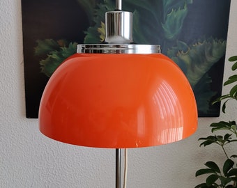 Harvey Guzzini Orange Faro Lampadaire / Space Age Decor / 70s Yougoslavie / Lumière moderne du milieu du siècle