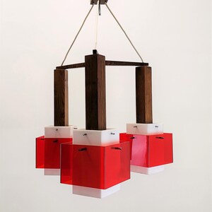 Guzzini Plexi & Holz Pendelleuchte / MEBLO Jugoslawien / Space Age Red Cube Hängeleuchte