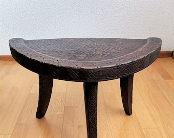 Ettore Zaccari Stil Tripod Hocker: Handgeschnitztes italienisches Mid-Century Modern Holz