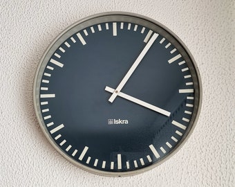 Horloge murale 42 cm par Iskra / Yougoslavie des années 80 / Bleu et blanc / Horloge scolaire ou ferroviaire / Design industriel