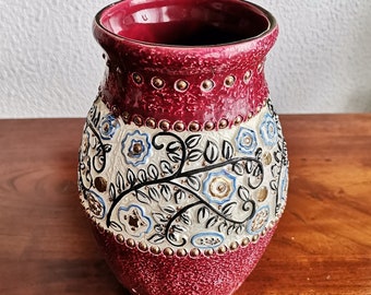 Colourful hand-painted vintage vase / Pink vase with flower motif and gold paint