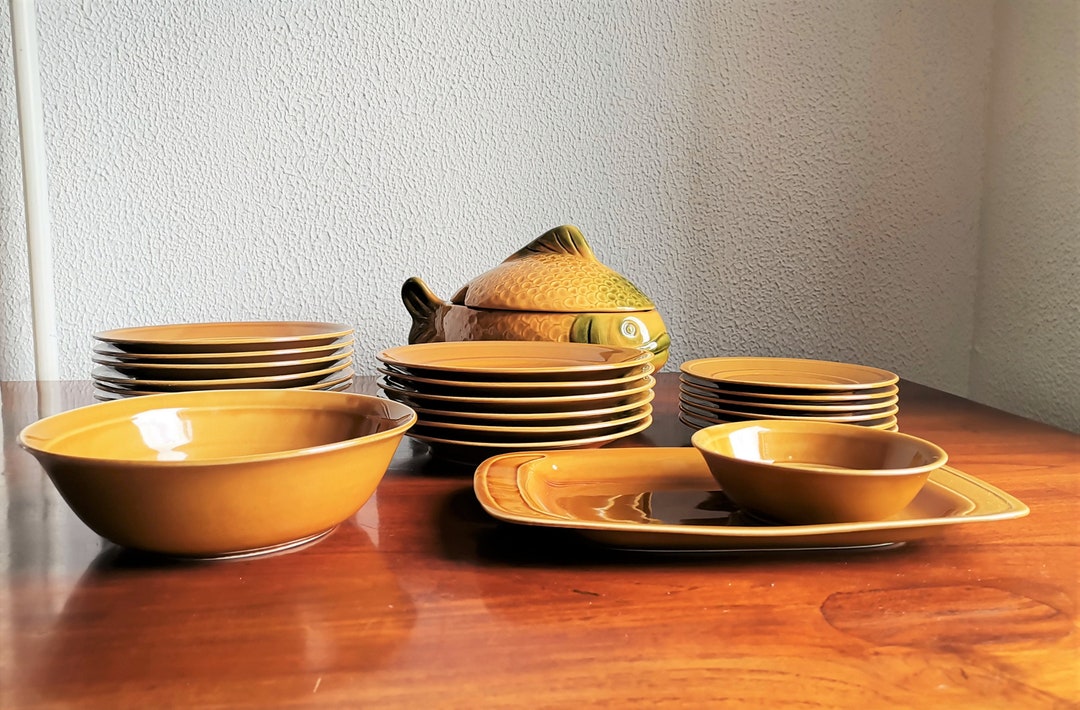 Juego de comedor de cerámica vidriada en amarillo mostaza