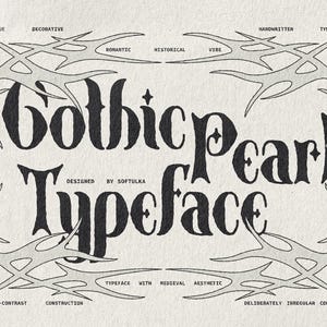 Könnte beinhalten: Ein schwarzes Schriftbild mit dem Titel Gothic Pearl Typeface, entworfen von Softulka. Der Text ist von vier dekorativen, scharfen, dornenartigen grauen Grafikelementen umgeben. Kleine beschreibende Wörter wie unique, decorative, handwritten und historical sind um den Haupttext auf einem strukturierten cremeweißen Hintergrund platziert.