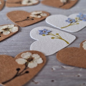 Streudekoration Stanzteile aus Kraftpapier kleine Herzen mit getrockneten gepressten Blüten aus meinem Garten zum Dekorieren oder Basteln