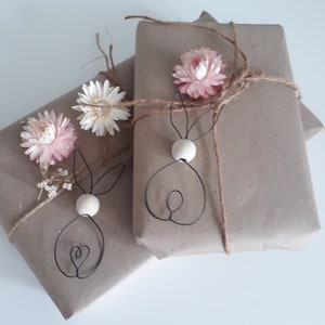 Frei Hand geformter Hase Osterhase aus Draht mit Naturholzperle als Osterdekoration Geschenkanhänger jeder Hase ein Unikat :-) mit Herz