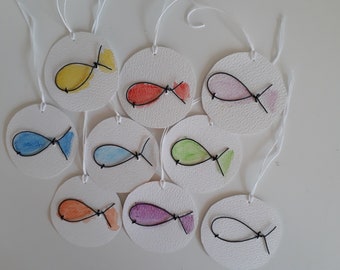 kleine frei von Hand geformte Drahtfische als Geschenkanhänger zu verschiedenen Anlässen in verschiedenen Farben möglich Dekoration Anhänger