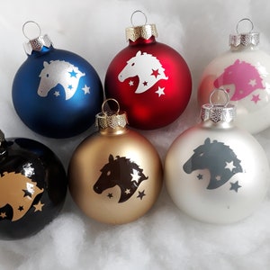 Christmas tree bauble with a horse motif as a Christmas present for horse lovers and riders. Christmas ball with horse head horseshoe
