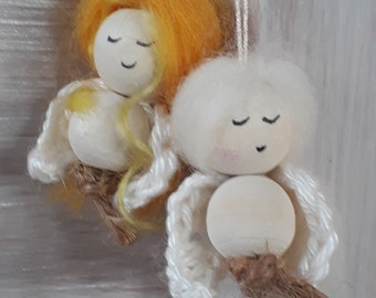 Geschenkanhänger Engel Schutzengel aus Rohholzperlen mit Haaren aus Schafwolle auch als Gastgeschenk oder zur Weihnachtsdekoration Unikate