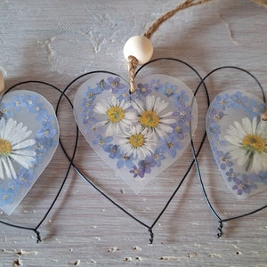 Freihand Geschenkanhänger aus von mir getrockneten gepressten Blüten Blumen im floralen Design mit Herz Unikate mit Drahtherz Liebe Frühling